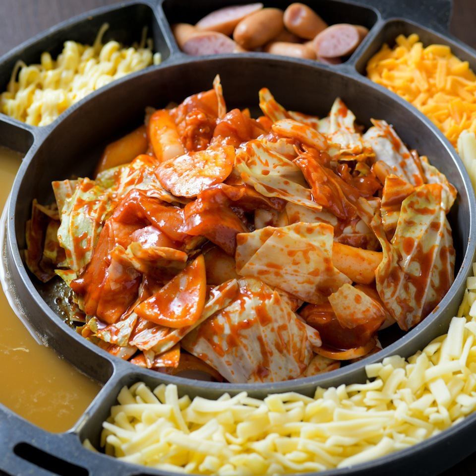 Easy-to-share cheese dak-galbi hot pot ★ Must-eat!