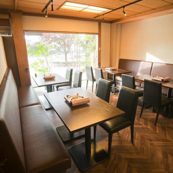 We have seats that are perfect for coming after 4 people ♪ We can also connect, so banquets with a large number of people ◎! Private use with a small number of women, a date on a normal day, a little eating out First of all, it is widely used from small groups to large banquets.Please feel free to come.