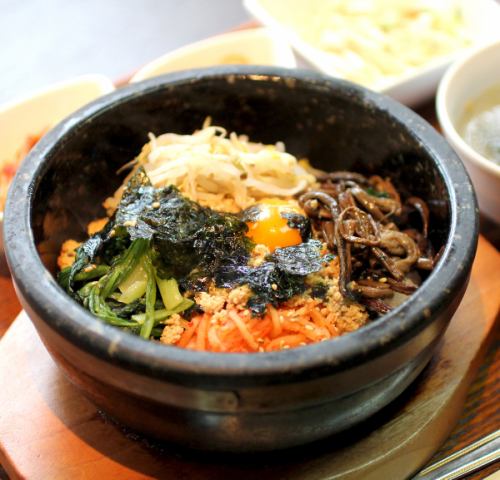 Stone-grilled bibimbap (with kimchi, salad and small bowl)