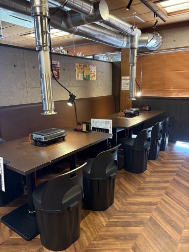 ゆったりと使えるテーブル席