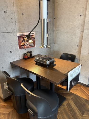 ゆったりと使えるテーブル席