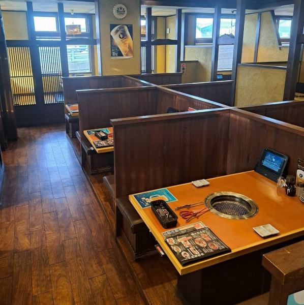 温かみのある照明と活気ある雰囲気が魅力です。広々とした店内は、ご家族での食事から大人数での宴会まで、あらゆるシーンに対応。店内はテーブル席もございます。車いすの方もご利用可能です。美味しいお肉を囲んで、みんなで「わいわい」と楽しい時間をお過ごしください。