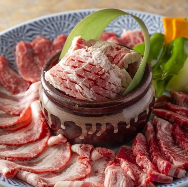 【焼肉屋の定番！大皿盛り合わせ】みんなで囲む、おいしさ満載のカルビ盛り合わせをご堪能ください◎