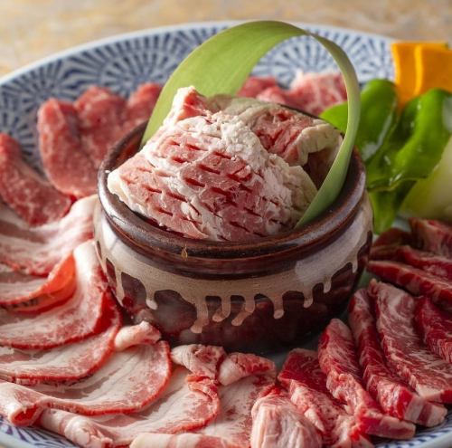 【焼肉屋の定番！大皿盛り合わせ】みんなで囲む、おいしさ満載のカルビ盛り合わせをご堪能ください◎