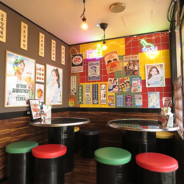 【本場韓国の屋台気分を満喫♪】ネオン看板やハングル文字のポスターが飾られたドラム缶テーブル席は、まるで韓国の夜の街に迷い込んだかのよう！自然と会話も弾みワイワイ楽しいひとときに。女子会や友人との飲み会など、カジュアルに盛り上がりたいシーンに最適なSNS映え間違いなしの空間です。