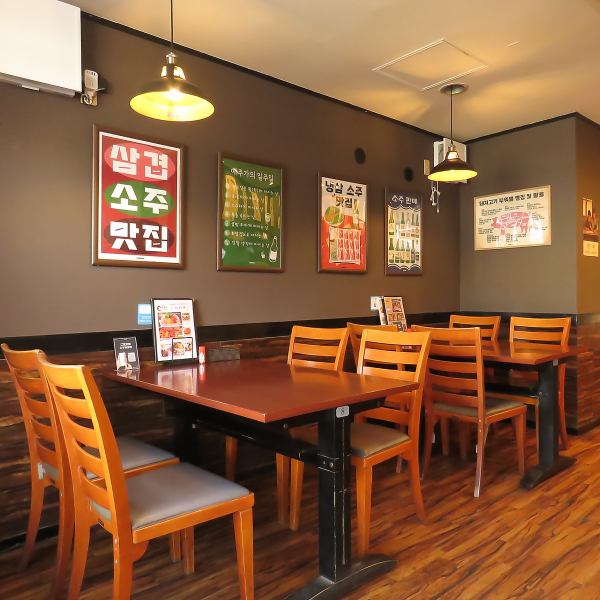 【ご家族連れも安心のゆったりテーブル席】幅広いシーンでご利用いただけるよう、ゆったりとしたテーブル席を完備しております。お子様連れのご家族でのお食事や、ママ会、大人数での各種ご宴会にもしっかりと対応可能。リラックスして自慢の韓国グルメをお楽しみいただけます。