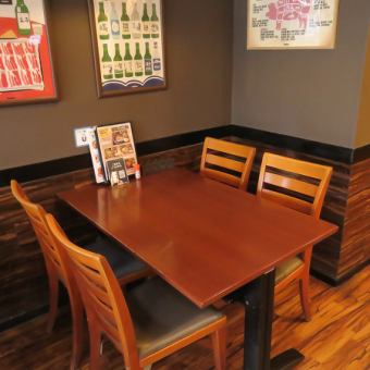 ご家族連れや少人数でのグループ飲みに最適な、ゆったりとくつろげるテーブル席です。