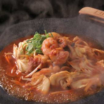 鉄板　海鮮ホル辛炒め「ナッコプセ」1人前1,380円（税込）