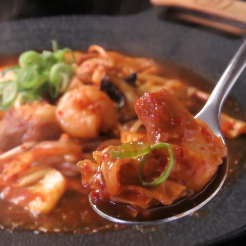 【本場韓国の味】海鮮とホルモンの旨みが後を引く！やみつき必至の「鉄板海鮮ホル辛炒め ナッコプセ」