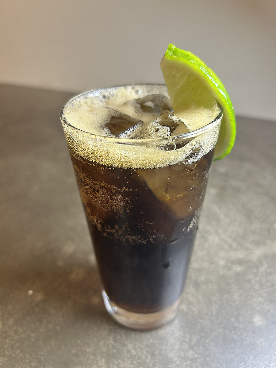 ランチでもお酒を提供!本格スパイスカレーと一緒に