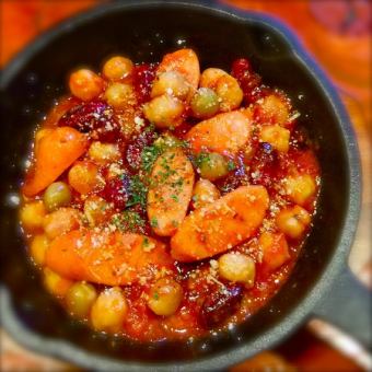 Chorizo and various beans stewed in tomato