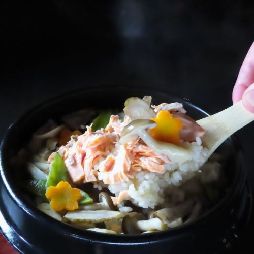 ご好評いただいている釜飯