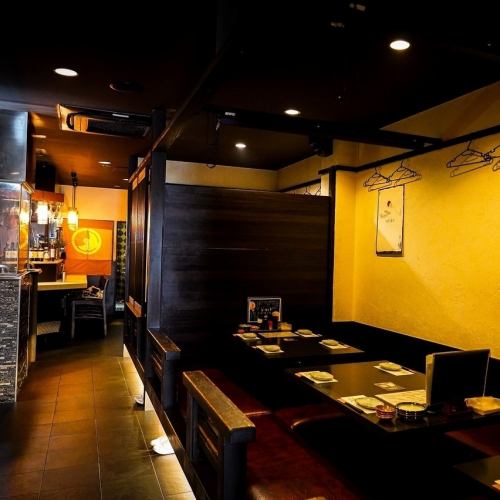 <p>店内は、上品で落ち着いた雰囲気。ブラインドで仕切ることで半個室風にもなる掘りごたつ席は、少人数から大人数まで対応可能。4名様や6名様、8名様用のお席にもなるので、宴会シーンに合わせてご利用頂けます。</p>