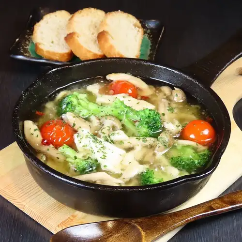 카망베르 치즈와 브로콜리 아히요