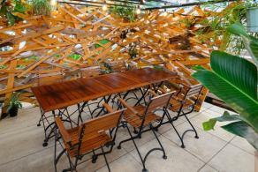 这里是与亲朋好友小酌畅饮或与家人共进晚餐的推荐座位区。共有两张桌子，每张桌子可容纳 4-6 人。这里交通便利，方便携带儿童或老人前来，非常安全。您可以在我们干净整洁的店铺里享受舒适的购物体验。我们期待您的光临！