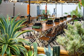 我们还有视野极佳的座位！共有四张桌子，每张可容纳4-6人。“BBQ Terrace Shota”最多可容纳24人。在热海站旁的屋顶露台享受露天烧烤。无需自带食材！您甚至可以自带食物！所以无需清理！除了套餐包含的食材外，您还可以点购肉类、海鲜、蔬菜、单点菜肴、甜点等等！