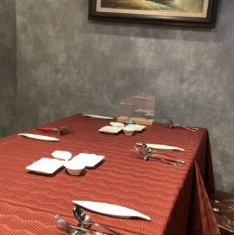 別館ソアヴェ　完全個室ではない半個室の空間。コース料理をご予約のお客様を優先的にご案内しております。ご予約の際にお申し付けください。（先行予約）