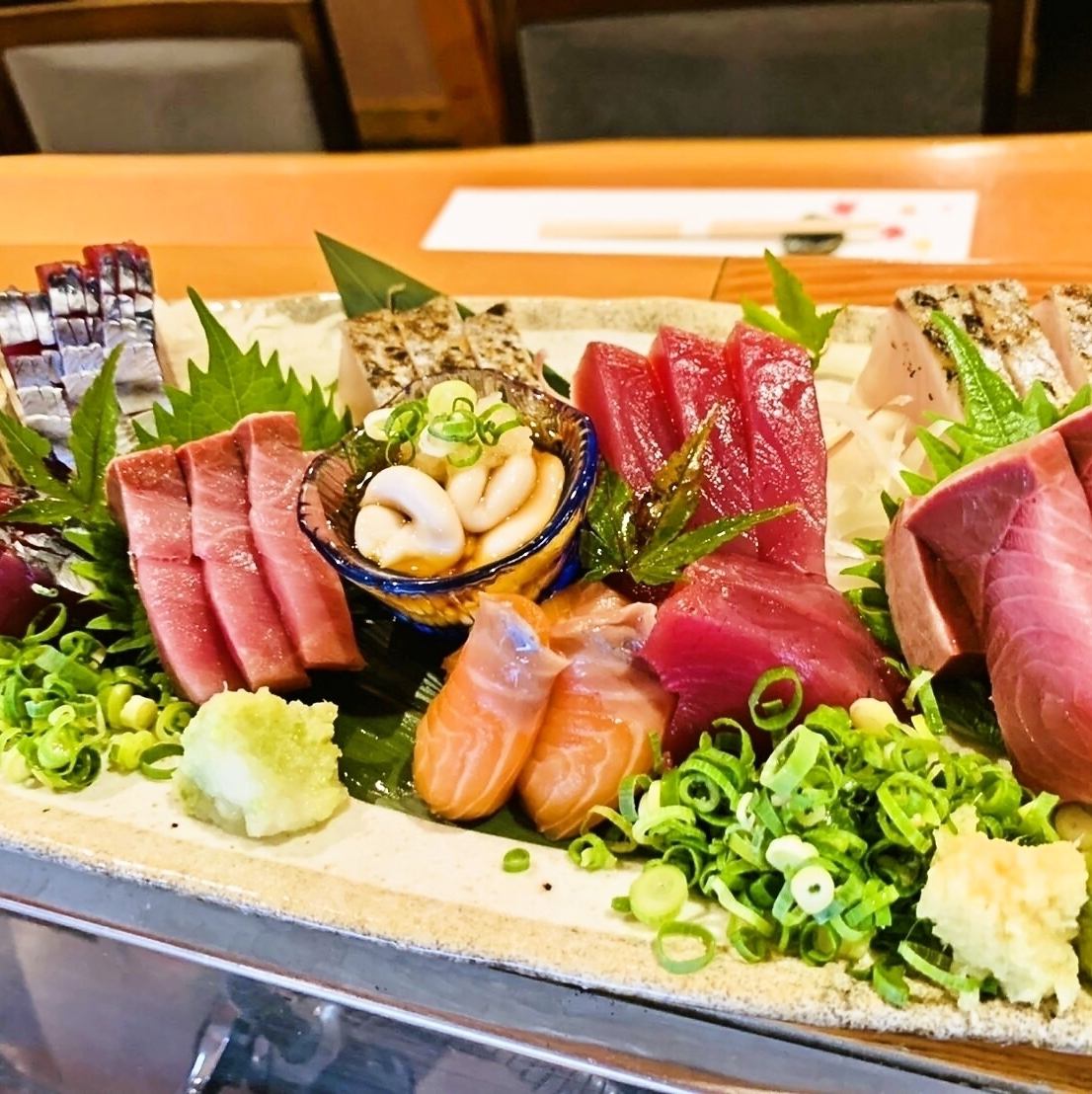 浜名湖産のふっくら鰻や、鮮度にこだわった刺身などをご用意。