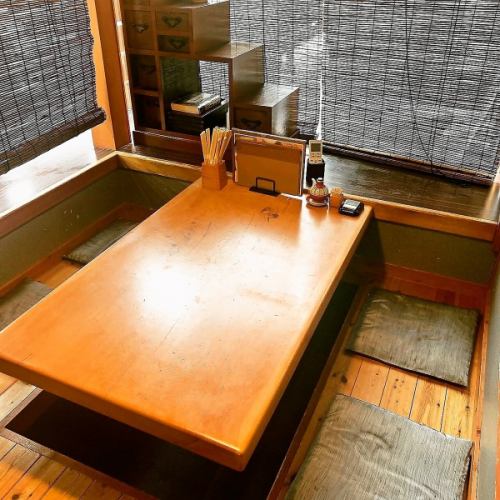 <p>【1組様だけの完全個室】周りを気にせず、お食事や会話をお楽しみいただける個室は、落ち着いた雰囲気でプライベートなお時間をゆったりとお寛ぎいただけます。デートや接待に◎なお、1部屋のみとなっておりますので、ご予約がおすすめです。また、半個室も完備しておりますので、シーンに合わせご利用いただけます。</p>