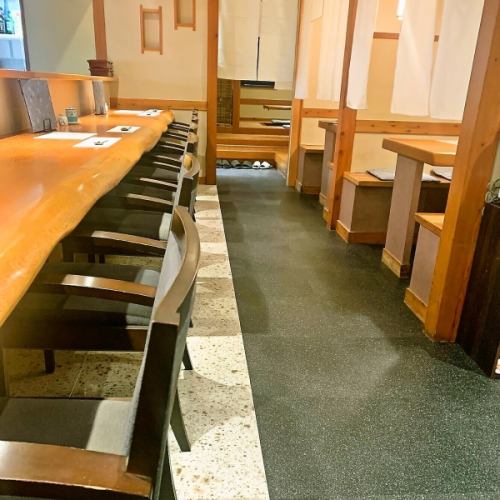 <p>【落ち着いた雰囲気】温かい空気が流れる居心地の良い雰囲気の店内は、カウンター席、ボックス席、半個室、個室と多くのお席を準備しております。お友達、グループ、ご家族、カップル、お一人様とあらゆるお客様に対応可能です。ご利用目的をご連絡いただけましたら最適なお部屋をご準備させていただきます。</p>