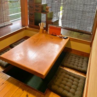 個室は、2～4名様の掘りごたつ和座敷になっております。1組様だけの完全空間ですので、落ち着いた雰囲気でプライベートなお時間をゆったりとお寛ぎいただけます。