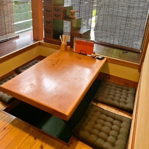個室は、2～4名様の掘りごたつ和座敷になっております。1組様だけの完全空間ですので、落ち着いた雰囲気でプライベートなお時間をゆったりとお寛ぎいただけます。