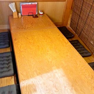 半個室は4部屋ご用意があります。掘りごたつ和座席になっており、2～6名様でご利用いただけます。すだれによる仕切りで、隣席を気にすることなく会話や食事を楽しむこができます。