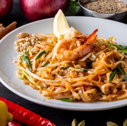 Seafood stir-fried rice noodles "Pad Thai"