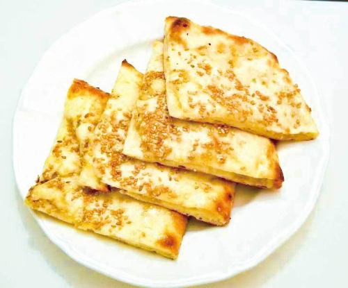 Masala cheese naan/sesame naan