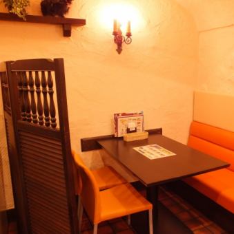 ソファー席も完備♪地下だから静かにゆっくりとしたお食事を楽しめます♪パーテーションで仕切る半個室になります