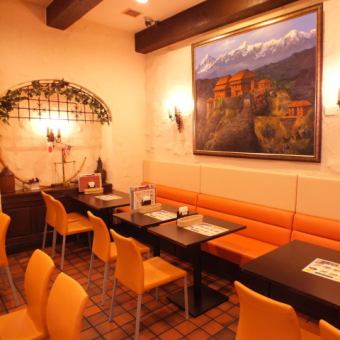 インド人シェフが本格インド料理を振る舞います♪店内の装飾も、きれいで可愛いライトや雑貨でいっぱい♪皆さんで、ヘルシーなカレー＆あま～いチャイでゆったりお過ごしください♪