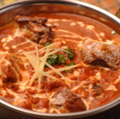 注文ごとに作り上げるカレー