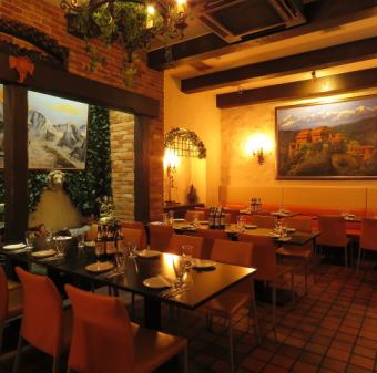 着席時最大60名様、立食100名様まで。40名様から貸切承ります。会社宴会・同窓会・歓送迎会などお好きな利用シーンでご利用ください。テレビモニターもご用意しております。