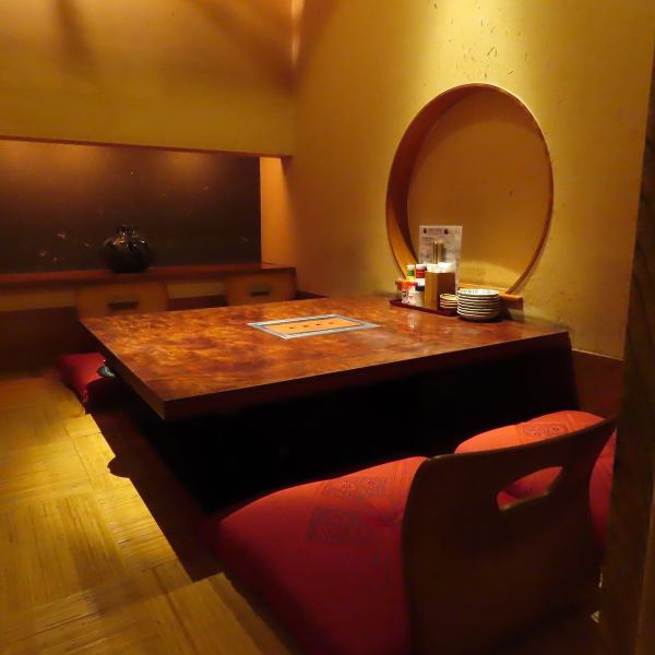 【会社宴会に】当店では他にも広々とした完全個室もございますので、少人数～大人数の宴会にも最適です。足をのばしてゆったりとお寛ぎ頂きながら、料理とお酒をご堪能ください。天神駅で居酒屋をお探しの際は是非当店へ！会社の宴会や団体で集まる飲み会などにもおすすめです！