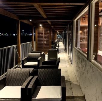 The seats, including the terrace seats, are a high-quality space with an open feeling.* Semi-private seating