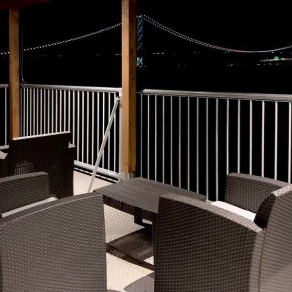 從露台座位可以眺望淡路島和明石海峽的豪華空間，具有出色的開放感。這是一家獨一無二的商店，值得一去。請度過只有這裡才能找到的特別時光。