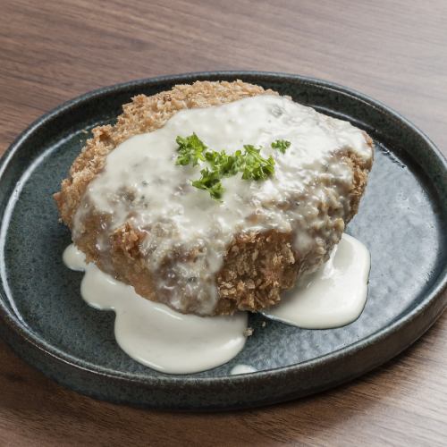 馬肉のメンチカツ　ゴルゴンゾーラソース添え