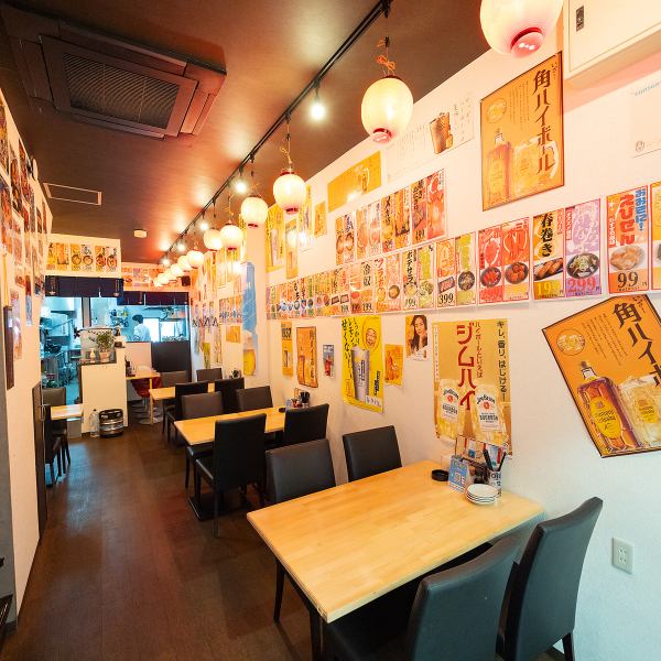 【昭和の香りを感じる店内】赤提灯が目を引く当店は、レトロな雰囲気と活気ある店内が魅力！昭和の香りを感じる壁一面に飾られたポスターと手作りのPOPは温かみを感じます♪友人たちとわいわいと楽しむのにぴったりです！駅近で宴会や仕事帰りのサク飲みにも◎