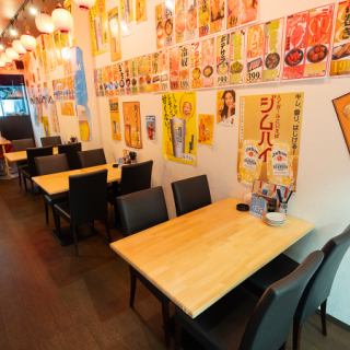 〈テーブル席4名×4〉赤提灯が灯るレトロな空間！賑やかで活気のある店内は友人たちとわいわい過ごすのに最適！