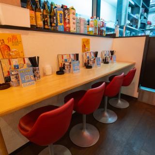 〈カウンター4席〉駅近の立地なので、仕事帰りや友人との集まりにも◎カウンター席で楽しいひとときをお過ごしください♪