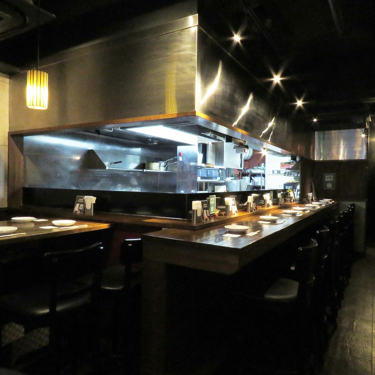 臨場感のあるカウンターや個室完備★デートにも最適な空間です!