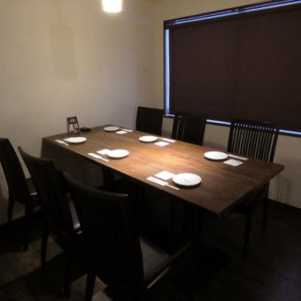 【テーブル席　6名様×3卓】ゆったりとお食事を楽しめるテーブル席をご用意。6名様がご案内できるお席は各種宴会にぴったり☆