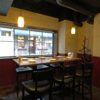 【テーブル席　3名様×2卓】ゆったりとお食事を楽しめるテーブル席をご用意。3名様掛けのお席はデートやご友人とのお食事に♪