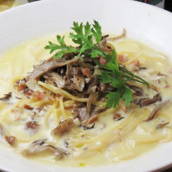 トリュフ香るキノコクリームパスタ