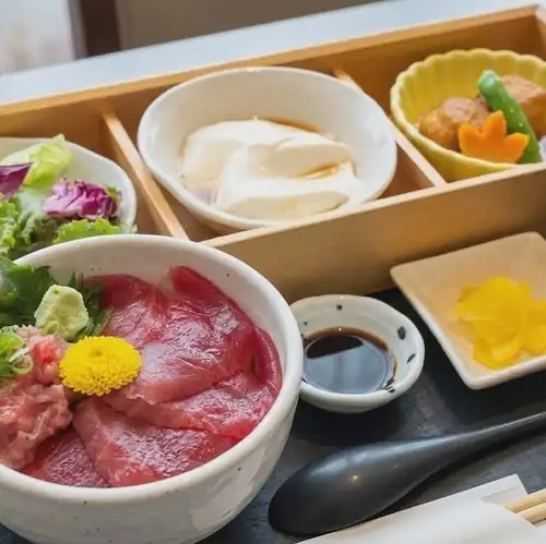 We also offer reasonably priced set lunches.