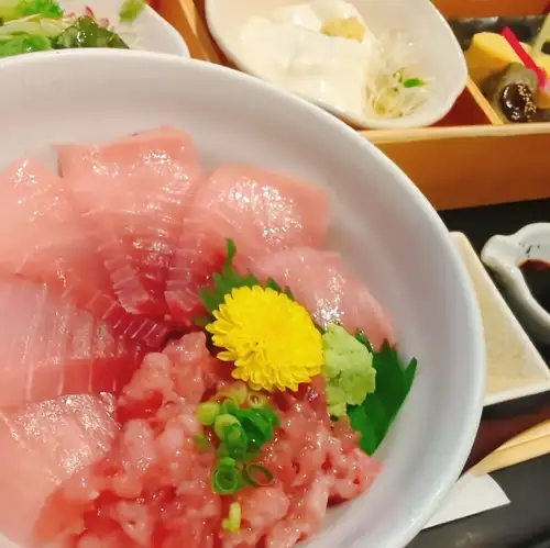 Enjoy a luxurious meal of medium fatty tuna and minced tuna! Tekkadon Gozen (Superior) ~Medium Fatty Tuna & Minced Tuna~
