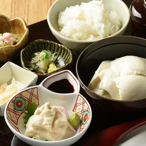 《A long-selling lunch that's very popular with women◎》Tofu and fresh yuba set meal