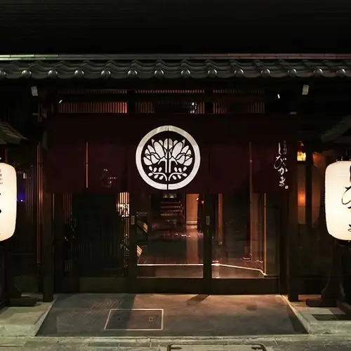 From the charming entrance, you enter a space far removed from the hustle and bustle of the city.