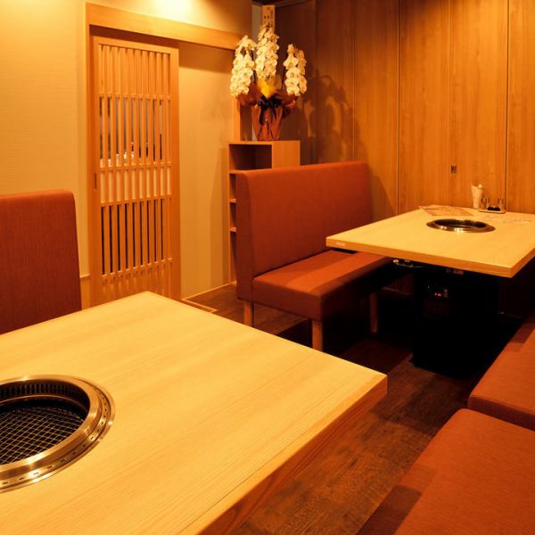 This seat is usually used as a table seat for 10 people.There is a bamboo blind between each table, so you can eat without worrying about the surroundings.When you remove the bamboo blinds, it quickly changes to a private table seat that can accommodate up to 24 people ♪