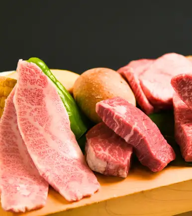 ◆包含高级畅饮◆ 14道菜，包括日本黑毛和牛烤肉、高级牛小排、高级盐焗牛舌等。11,000日元（含税）